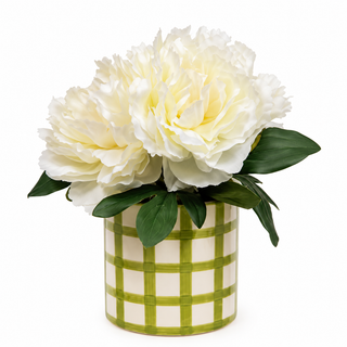 Arrangement floral de pivoines crème – Pot quadrillé vert