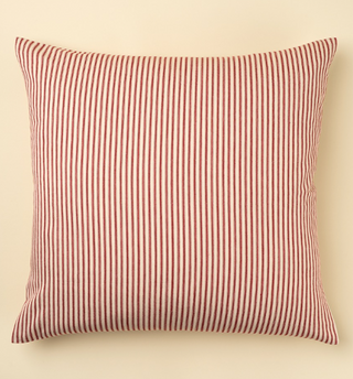 Coussin décoratif à rayures rouges – 24 x 24 po