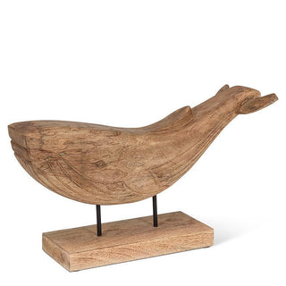 Sculpture de baleine nageant sur un stand