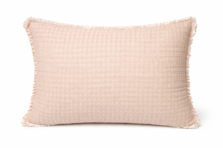 Coussin texturé beige aux nuances terre rosée