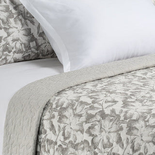 Courtepointe fleurie grise et blanche Maison