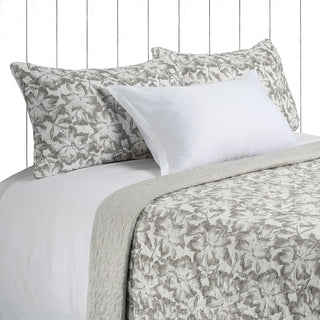 Courtepointe fleurie grise et blanche Maison
