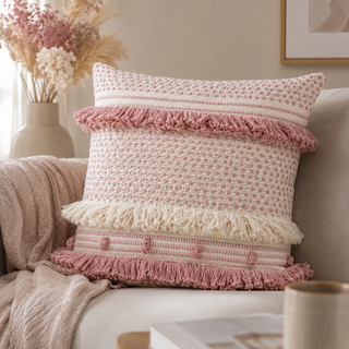 Coussin décoratif rose à franges