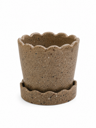Cache-pot en grès moucheté à bord festonné