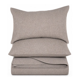 Courtepointe taupe avec un piquage en chevrons Nelson